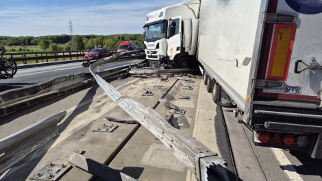 Schwerer Lkw-Unfall auf der A1 am Samstagvormittag zwischen Osnabrück-Nord (Wallenhorst) und Osnabrück-Hafen. Foto: H.W. md-foto