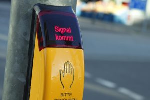 Der Rat der Gemeinde Wallenhorst hat sich nun mit großer Mehrheit für den Bau von zwei Bedarfsampeln an der L 109 ausgesprochen. Symbolfoto: Pixabay