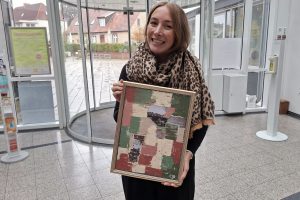 Bilder, die man freirubbeln muss, sind besonders spannend. Leonie Winter zeigt die Basteltechnik an einem Beispiel. Foto: Gemeinde Wallenhorst