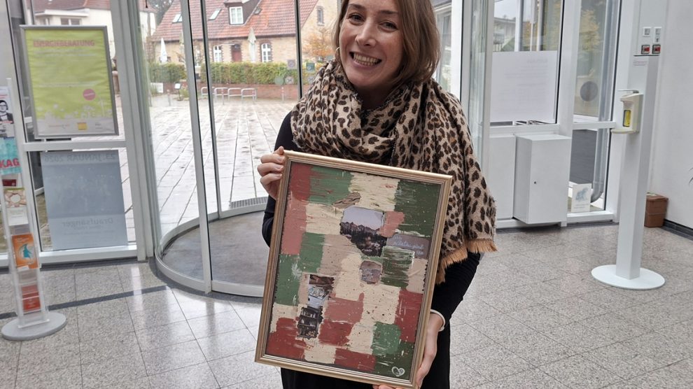 Bilder, die man freirubbeln muss, sind besonders spannend. Leonie Winter zeigt die Basteltechnik an einem Beispiel. Foto: Gemeinde Wallenhorst