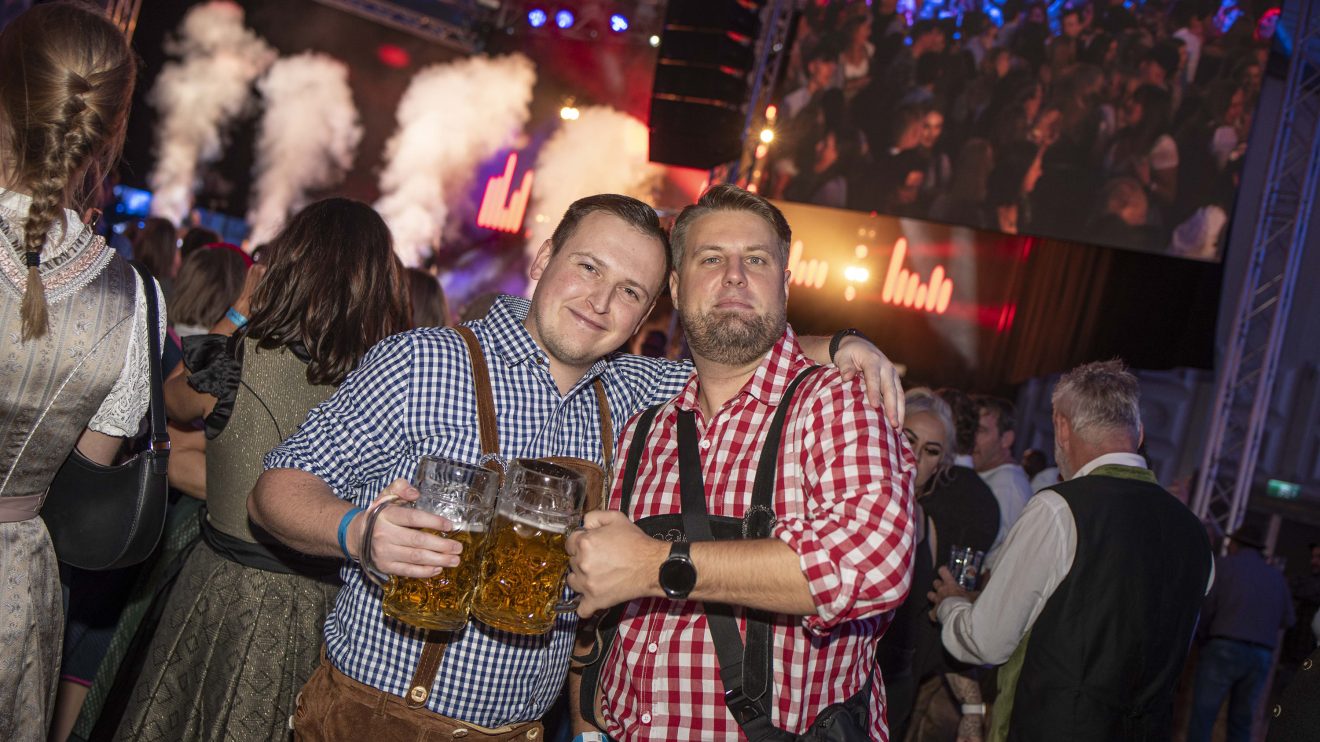 Ein Prosit auf ein gelungenes Hollager Oktoberfest. Foto: Dominik Kluge