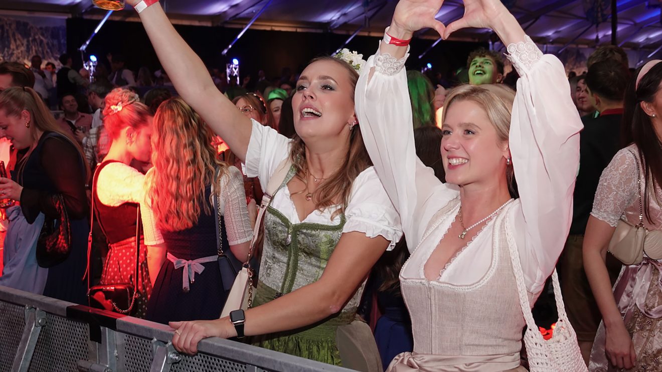 Die Herzen des Hollager Publikums fliegen den Musikern zu. Foto: Markus Böwer