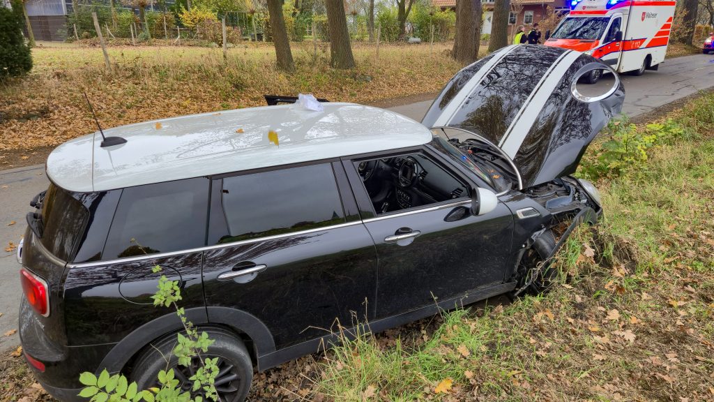 Verkehrsunfall im Alten Dorf in Wallenhorst am Freitagmittag. Foto: Marc Dallmöller / md-foto.com