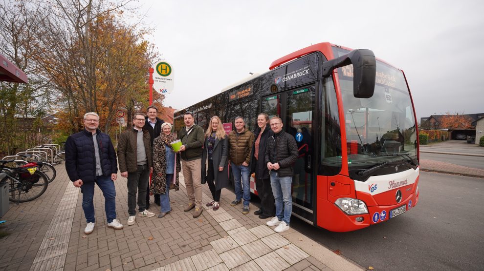 Bei einem kleinen Empfang begrüßten Christian Nobis vom Vorstand des Ortsverbandes der Wallenhorster Grünen sowie die Ratsmitglieder der Grünen Klara Essomba, Birgit Schad und Alexander Strehl zusammen mit der Landrätin des Landkreises Osnabrück, Anna Kebschull, persönlich die beiden Busunternehmer Philip Hummert und Karl Hülsmann jun. Auch Vertreter aus Politik zeigten Präsenz: Markus Steinkamp (FDP), Michael Lührmann und Andre Schwegmann (beide CDW Wallenhorst) folgten gerne der Einladung. Foto: Bündnis 90 / Die Grünen