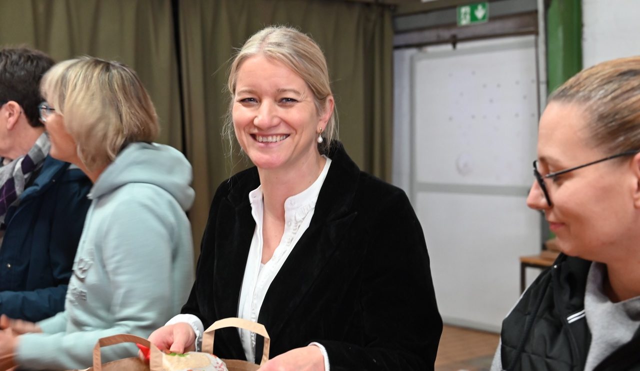 In diesem Jahr unterstützt die niedersächsische Justizministerin Dr. Kathrin Wahlmann die Aktion Weihnachtskekse. Foto: DiakonieStiftung Osnabrück Stadt und Land