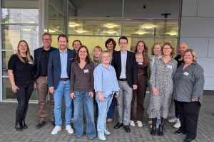 Vertreterinnen und Vertreter der Samtgemeinden Artland, Bersenbrück, Fürstenau und Neuenkirchen, der Gemeinden Belm und Wallenhorst sowie der Stadt Bramsche mit dem Referenten Dr. Michael Hipp (6. von rechts). Foto: Samtgemeinde Artland