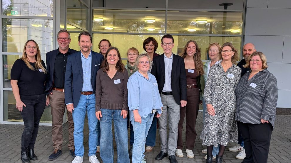 Vertreterinnen und Vertreter der Samtgemeinden Artland, Bersenbrück, Fürstenau und Neuenkirchen, der Gemeinden Belm und Wallenhorst sowie der Stadt Bramsche mit dem Referenten Dr. Michael Hipp (6. von rechts). Foto: Samtgemeinde Artland