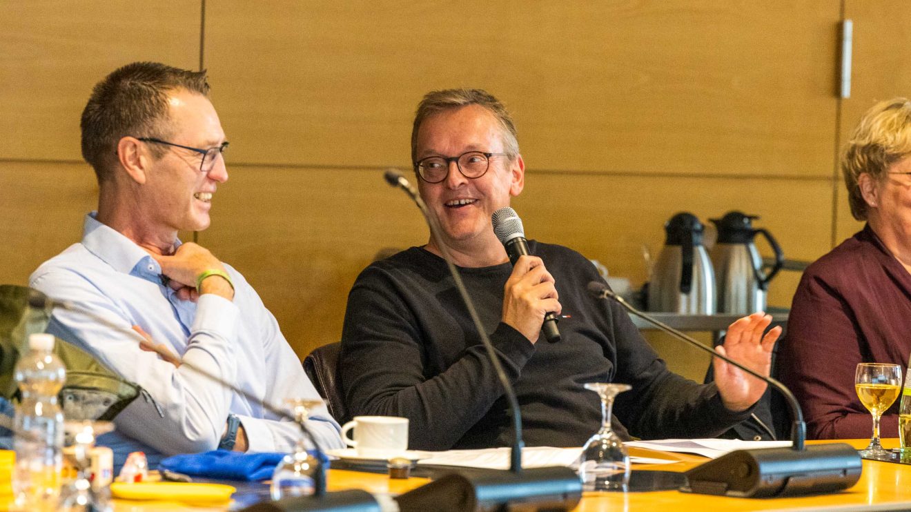 Stefan Schmidt (links) und Michael Engbers berichten über das erste Teilnahmejahr der Realschule Wallenhorst. Foto: André Thöle / Gemeinde Wallenhorst