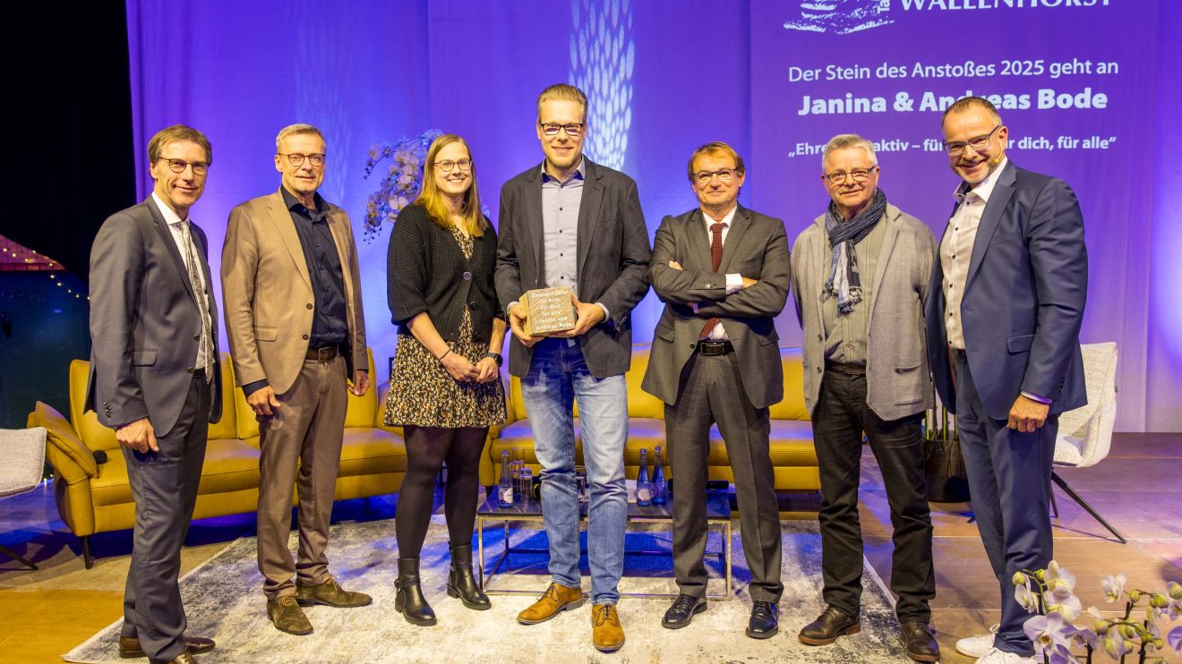 Die Preisträger Janina und Andreas Bode mit Friedemann Pannen, Bürgermeister Otto Steinkamp, Andreas Englisch, Hans-Jürgen Klumpe und Christian Böwer. Foto: Gemeinde Wallenhorst / André Thöle