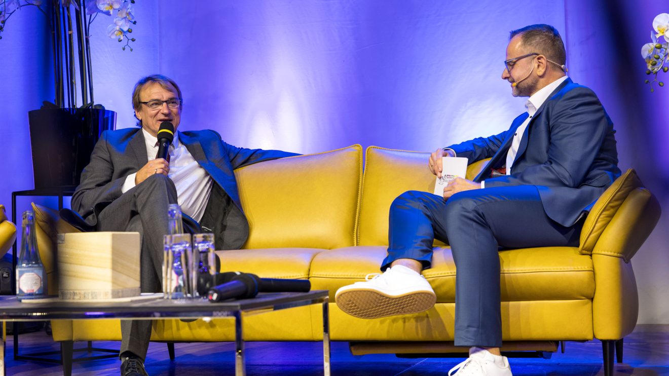 Christian Böwer (rechts) im Gespräch mit Andreas Englisch. Foto: Gemeinde Wallenhorst / André Thöle