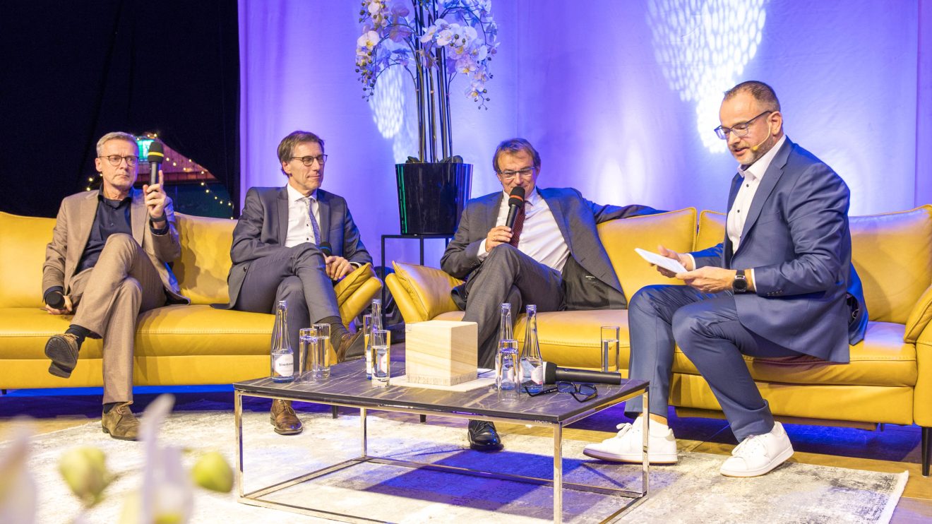 Sprechen über das Ehrenamt (von links): Bürgermeister Otto Steinkamp, Friedemann Pannen, Andreas Englisch und Christian Böwer. Foto: Gemeinde Wallenhorst / André Thöle