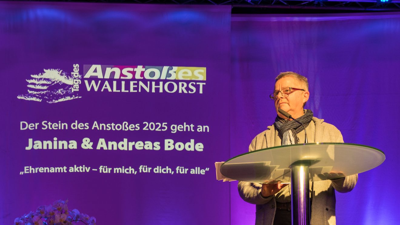 Laudator Hans-Jürgen Klumpe verkündet die Preisträger. Foto: Gemeinde Wallenhorst / André Thöle