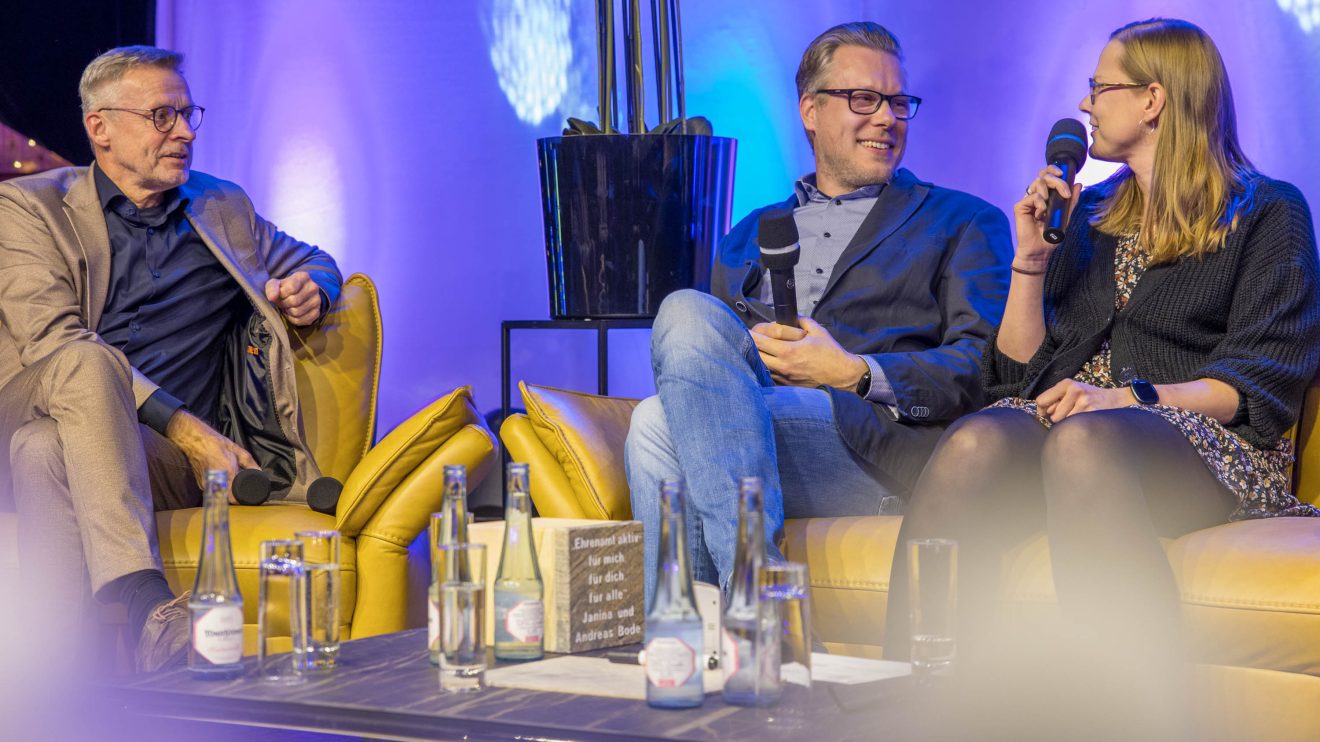 Janina und Andreas Bode berichten Bürgermeister Otto Steinkamp von ihrem ehrenamtlichen Engagement. Foto: Gemeinde Wallenhorst / André Thöle