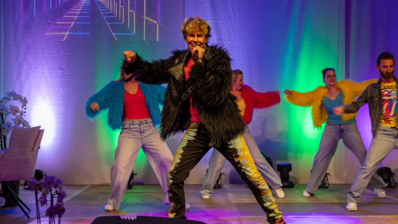 Jaq Farrâ performt mit den OTB-Showgruppen All Access und Latin Diamonds seine Songs. Foto: Gemeinde Wallenhorst / André Thöle