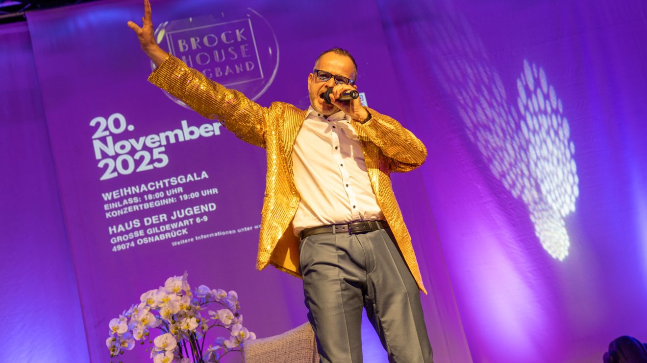 Moderator Christian Böwer trägt mit einem Udo-Jürgens-Medley zum Showprogramm bei. Foto: Gemeinde Wallenhorst / André Thöle