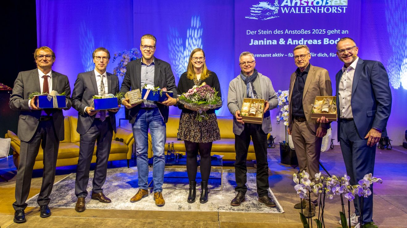 Bürgermeister Otto Steinkamp (2. von rechts) dankt mit Blumen und Präsenten Andreas Englisch, Friedemann Pannen, Andreas und Janina Bode, Hans-Jürgen Klumpe und Christian Böwer. Foto: Gemeinde Wallenhorst / André Thöle