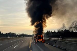 Am Montagnachmittag wurden die Einsatzkräfte von Polizei und Feuerwehr auf die A1 in Wallenhorst alarmiert. Ein Pkw stand in Vollbrand. Foto: Polizei Osnabrück