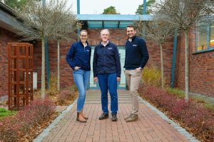 Hanna Sandmann (links) und Lennard Kauke (rechts) übernehmen die PURPLAN-Geschäftsührung von Firmengründer Andreas Sandmann. Foto: PURPLAN