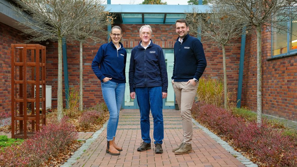 Hanna Sandmann (links) und Lennard Kauke (rechts) übernehmen die PURPLAN-Geschäftsührung von Firmengründer Andreas Sandmann. Foto: PURPLAN