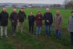 Machten sich vor Ort ein Bild: Günther Westermann (OV Bündnis / Die Grünen Belm), Rüdiger Schulz und Alexander Strehl (OV Bündnis 90 / Die Grünen Wallenhorst), Filiz Polat (MdB Bündnis 90 / Die Grünen), Jutta Paulus (Europaabgeordnete Bündnis 90 / Die Grünen), Viktor Hermeler (Bürgermeister Belm), Otto Steinkamp (Bürgermeister Wallenhorst) und Dr. Matthias Schreiber (Umweltforum Osnabrück e.V.). Foto: D. Meyer