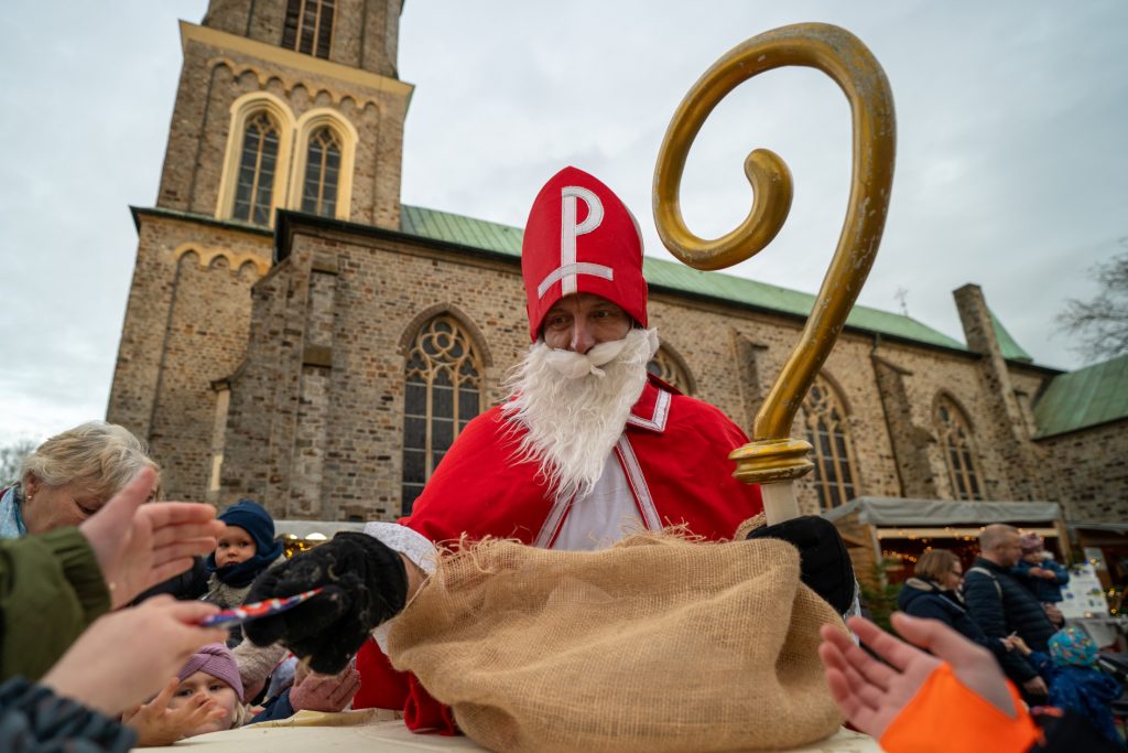Nikolausbesuch beim Wallenhorster Weihnachtsmarkt 2025 Foto: ©Hälker