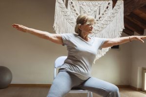 Sanftes Yoga – auf und mit dem Stuhl. Foto: TuS Eintracht Rulle