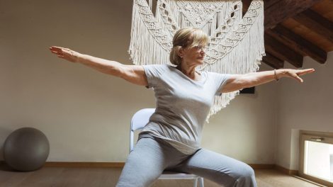 Sanftes Yoga – auf und mit dem Stuhl. Foto: TuS Eintracht Rulle