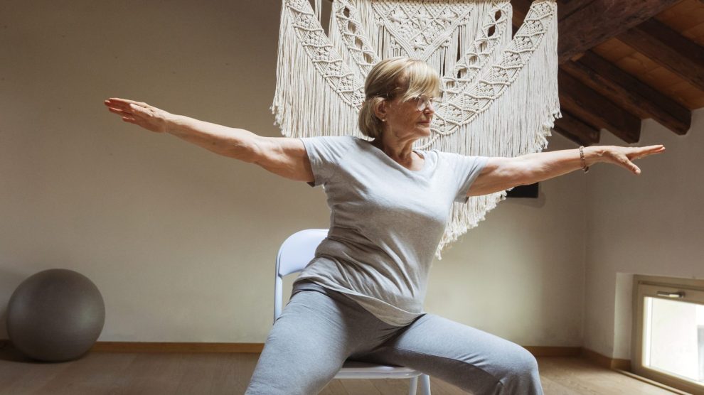 Sanftes Yoga – auf und mit dem Stuhl. Foto: TuS Eintracht Rulle