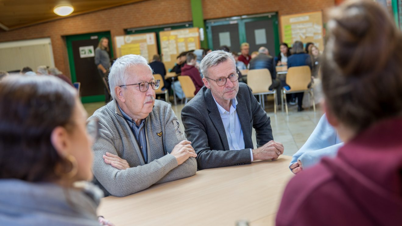 Bürgermeister Otto Steinkamp (rechts) und Ratsmitglied Ernst August Schulterobben hören den Jugendlichen aufmerksam zu. Foto: André Thöle / Gemeinde Wallenhorst