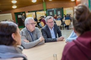 Bürgermeister Otto Steinkamp (rechts) und Ratsmitglied Ernst August Schulterobben hören den Jugendlichen aufmerksam zu. Foto: André Thöle / Gemeinde Wallenhorst