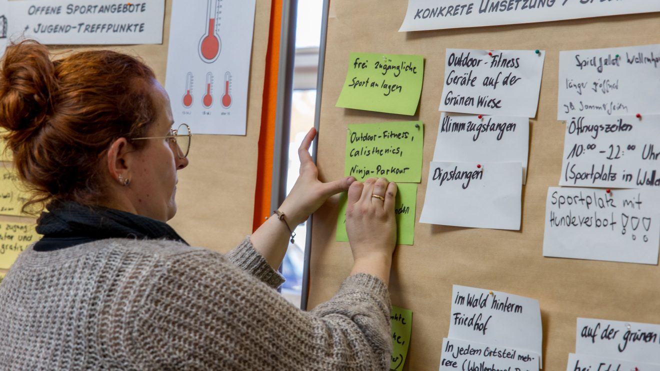 Zu unterschiedlichen Themen werden die Ideen, Wünsche und Anregungen der Jugendlichen gesammelt. Foto: André Thöle / Gemeinde Wallenhorst