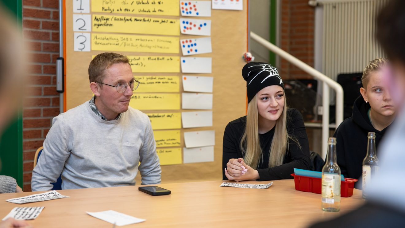 Ratsmitglied Michael Lührmann im Gespräch mit Schülerinnen und Schülern. Foto: André Thöle / Gemeinde Wallenhorst