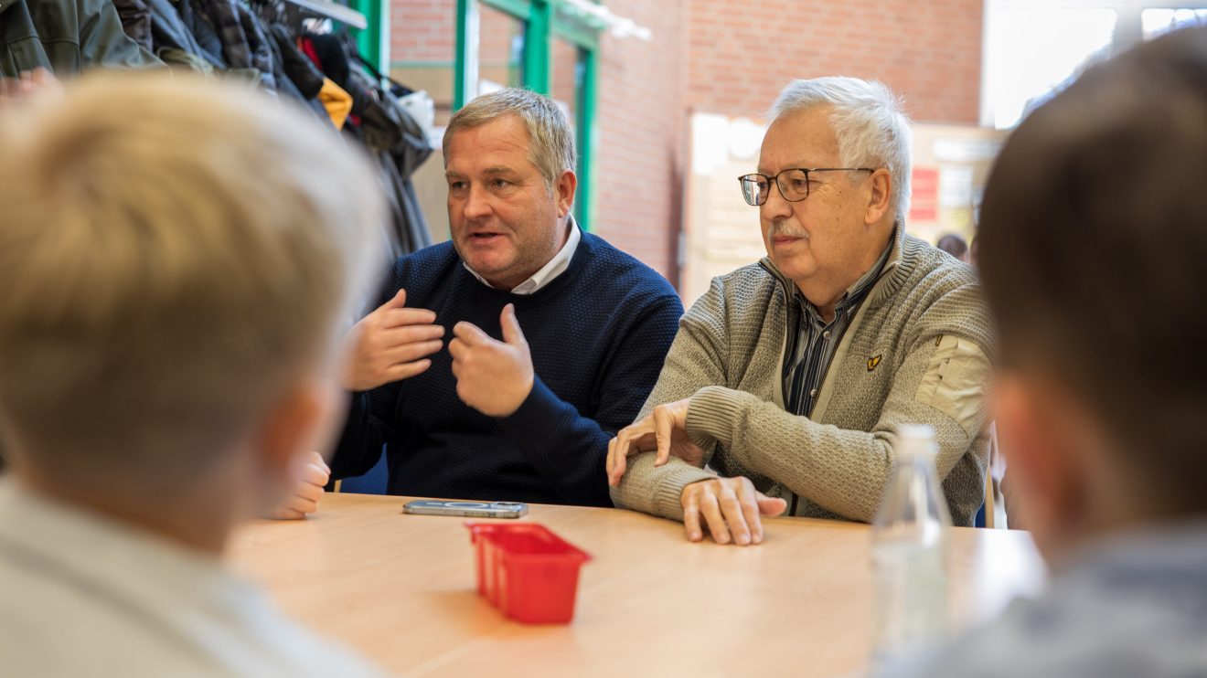 Die Ratsmitglieder Guido Pott und Ernst August Schulterobben sprechen gemeinsam mit Konferenzteilnehmern über Themen der Jugendlichen. Foto: André Thöle / Gemeinde Wallenhorst