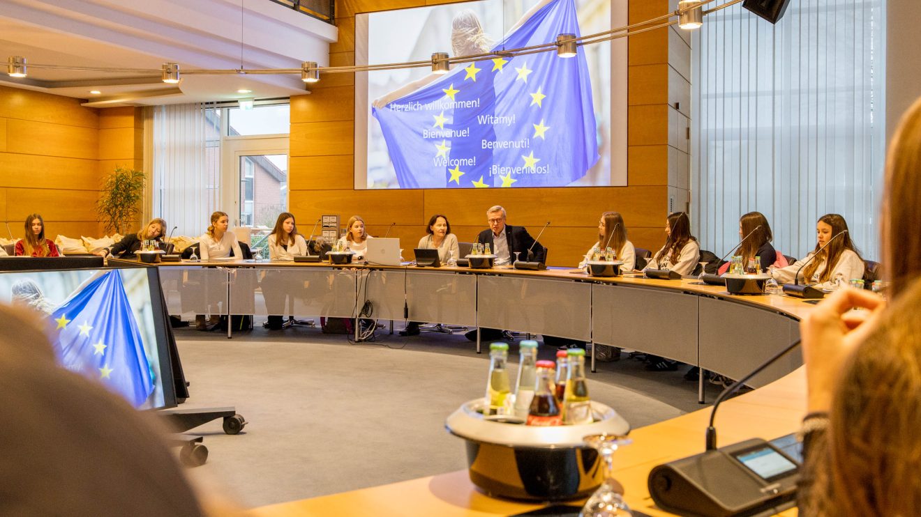 Bürgermeister Otto Steinkamp empfängt die Schülerinnen und Schüler im Ratssaal. Foto: André Thöle / Gemeinde Wallenhorst