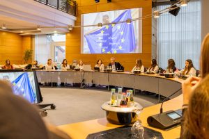 Bürgermeister Otto Steinkamp empfängt die Schülerinnen und Schüler im Ratssaal. Foto: André Thöle / Gemeinde Wallenhorst