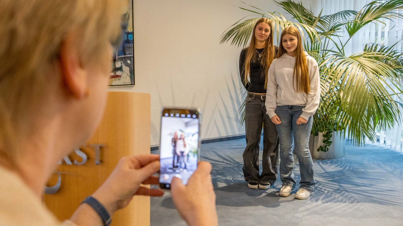 Erinnerungsfotos mit dem jeweiligen Austauschpartner werden gemacht. Foto: André Thöle / Gemeinde Wallenhorst