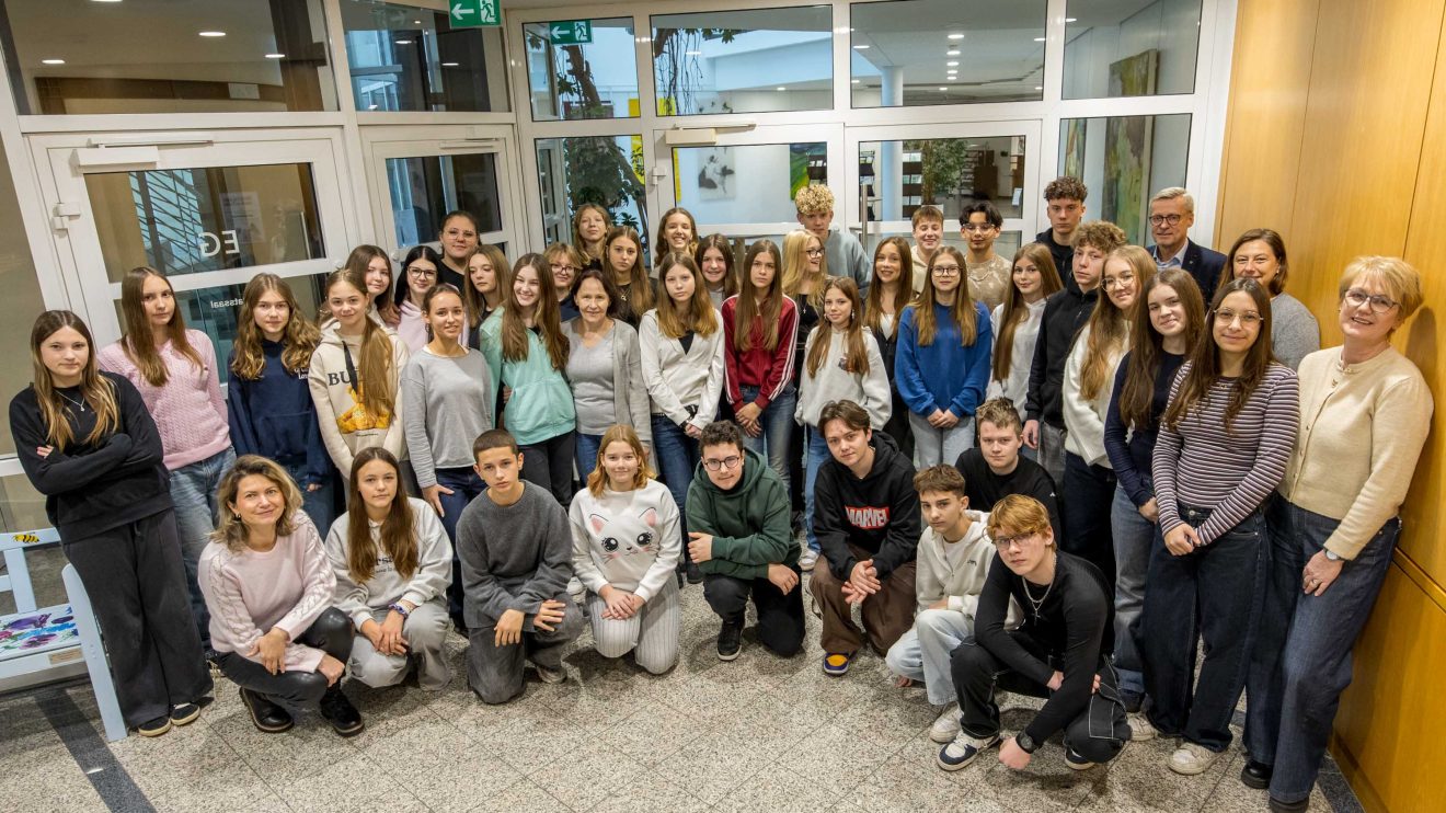 Gruppenfoto mit Bürgermeister Otto Steinkamp im Rathaus. Foto: André Thöle / Gemeinde Wallenhorst