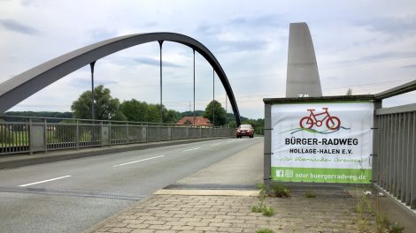 Die Brücke über den Stichkanal bietet keinen Platz für Radfahrstreifen. Foto: Volker Holtmeyer