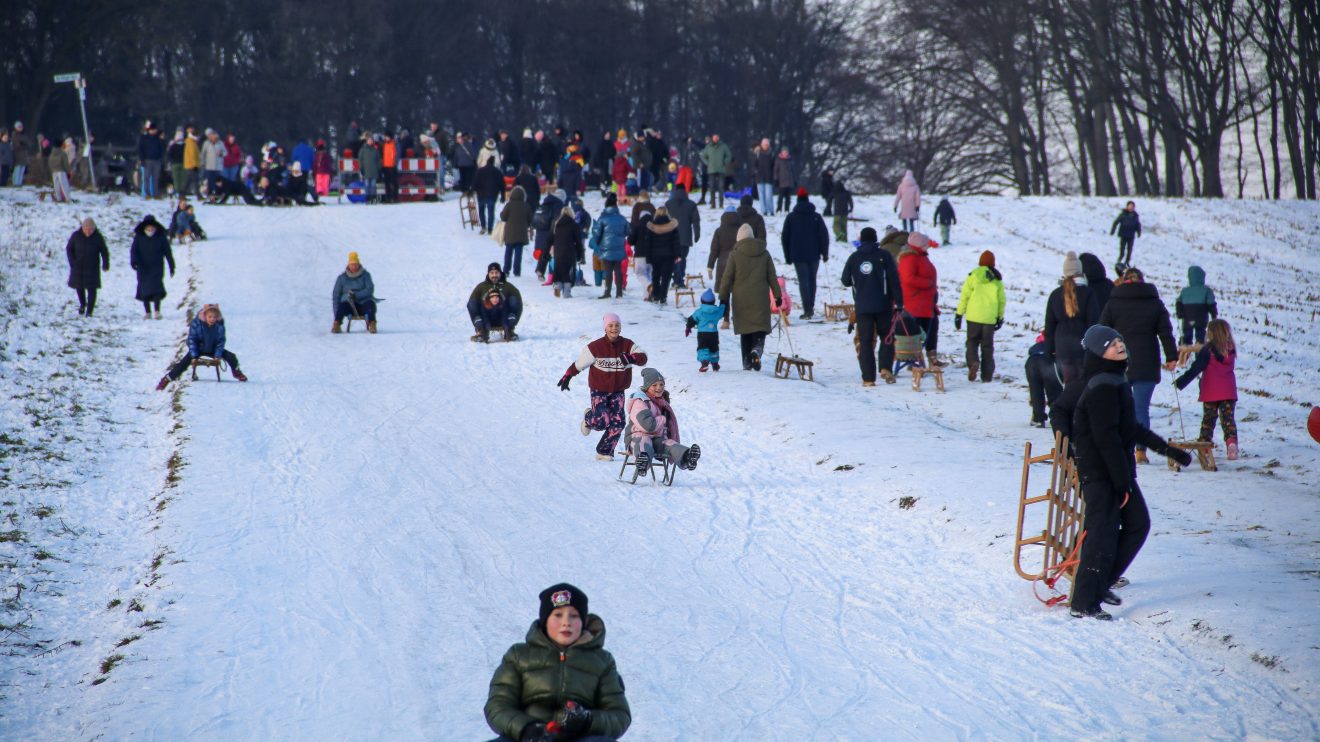 Großer Andrang herrschte am Wochenende auf der Rodelstrecke am Hollager Berg. Marc Dallmöller / md-foto.com