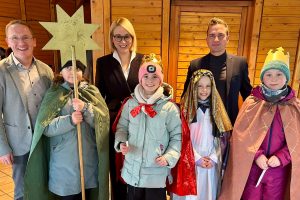 Michael Lührmann (Bürgermeisterkandidat CDU/CDW, Oberbürgermeisterin Katharina Pötter und Fraktionsvorsitzender Christian Schiffbänker mit dem spontanen Besuch der hl. Drei Könige. Foto: Matthias Owerrin