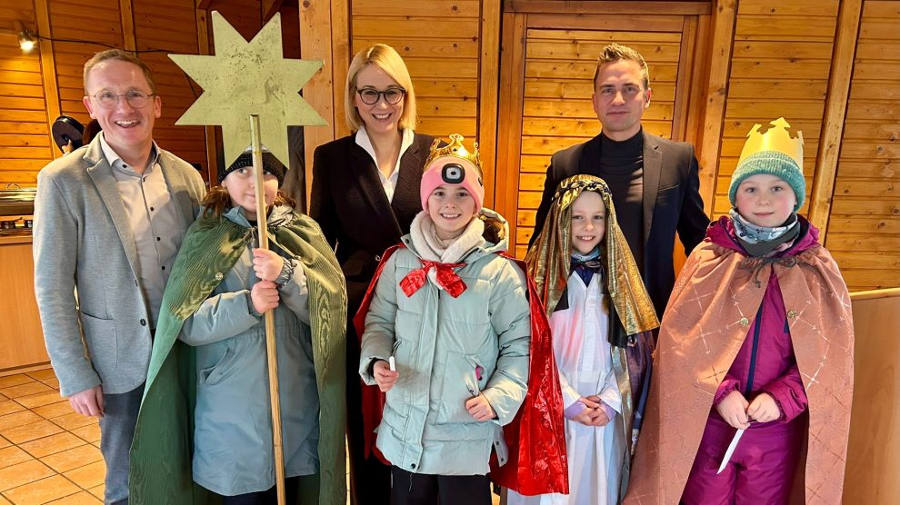 Michael Lührmann (Bürgermeisterkandidat CDU/CDW, Oberbürgermeisterin Katharina Pötter und Fraktionsvorsitzender Christian Schiffbänker mit dem spontanen Besuch der hl. Drei Könige. Foto: Matthias Owerrin