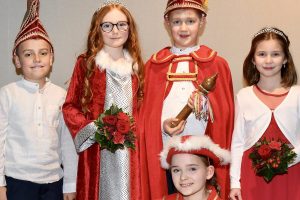 KKC-Kinderprinzenpaar 2026: Prinz Ole I. und Prinzessin Anni I. (Ole Klietsch und Anni Kemme) mit ihren Adjutanten Edda Ulbrich und Niklas Kruse sowie Funkenmariechen Merle Rotert. Foto: Kurt Flegel / Kolpingsfamilie Hollage