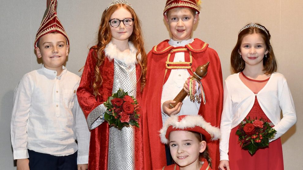 KKC-Kinderprinzenpaar 2026: Prinz Ole I. und Prinzessin Anni I. (Ole Klietsch und Anni Kemme) mit ihren Adjutanten Edda Ulbrich und Niklas Kruse sowie Funkenmariechen Merle Rotert. Foto: Kurt Flegel / Kolpingsfamilie Hollage