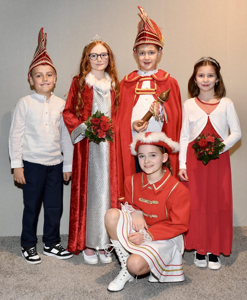 KKC-Kinderprinzenpaar 2026: Prinz Ole I. und Prinzessin Anni I. (Ole Klietsch und Anni Kemme) mit ihren Adjutanten Edda Ulbrich und Niklas Kruse sowie Funkenmariechen Merle Rotert. Foto: Kurt Flegel / Kolpingsfamilie Hollage
