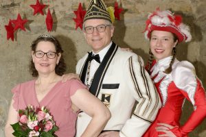 KKC-Prinzenpaar 2026: Prinzessin Marika I. und Prinz Albin I. (Sonneck) mit Funkenmariechen Maja Torbecke. Foto: Kurt Flegel / Kolpingsfamilie Hollage