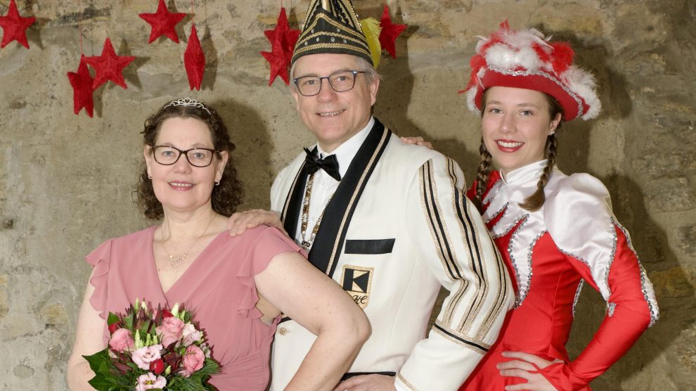 KKC-Prinzenpaar 2026: Prinzessin Marika I. und Prinz Albin I. (Sonneck) mit Funkenmariechen Maja Torbecke. Foto: Kurt Flegel / Kolpingsfamilie Hollage