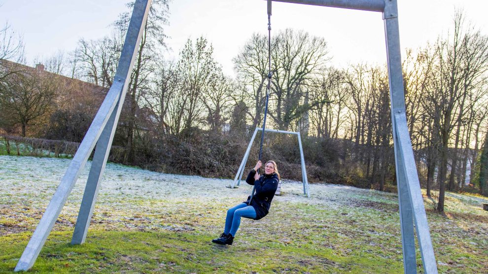 Isabella Markfort testet die neue Seilbahn im Naturerlebnisraum an der Hofstelle Duling. Foto: Gemeinde Wallenhorst / André Thöle