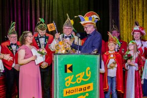Prinzessin Marika I. und Prinz Albin I. nehmen den Rathausschlüssel von Bürgermeister Otto Steinkamp entgegen. Foto: Dennis Flegel