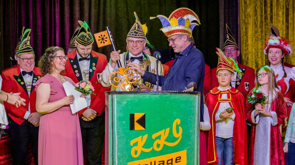 Prinzessin Marika I. und Prinz Albin I. nehmen den Rathausschlüssel von Bürgermeister Otto Steinkamp entgegen. Foto: Dennis Flegel
