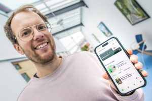 Wallenhorsts Klimaschutzmanager Stefan Brune zeigt die Klimathon-App. Foto: André Thöle / Gemeinde Wallenhorst